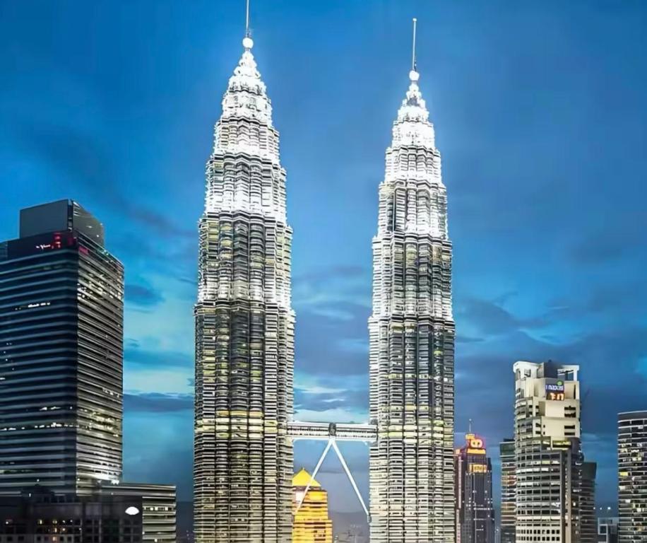 a view of the petronas twin towers at STAR Hotel Apartment in Kuala Lumpur