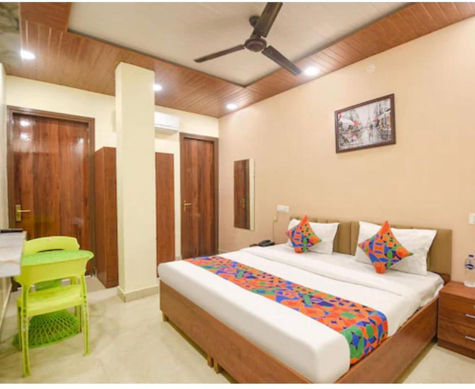 a bedroom with a large bed and a desk and a bed sidx sidx at Hotel Villa Getaway in New Delhi