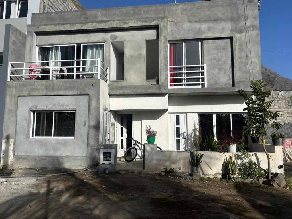 a house with a bike parked in front of it at Casa de Mel&Niky in Paul