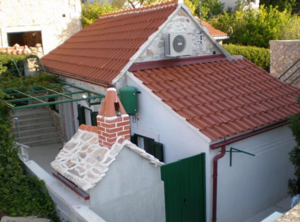a small white house with a red roof at Menego Lodge Bol in Bol