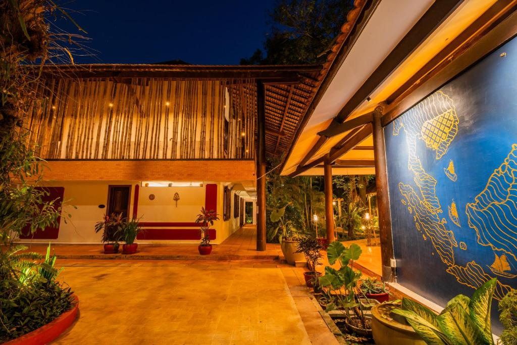 an external view of a house with plants at Kampung Kamboja in Phum Pobos