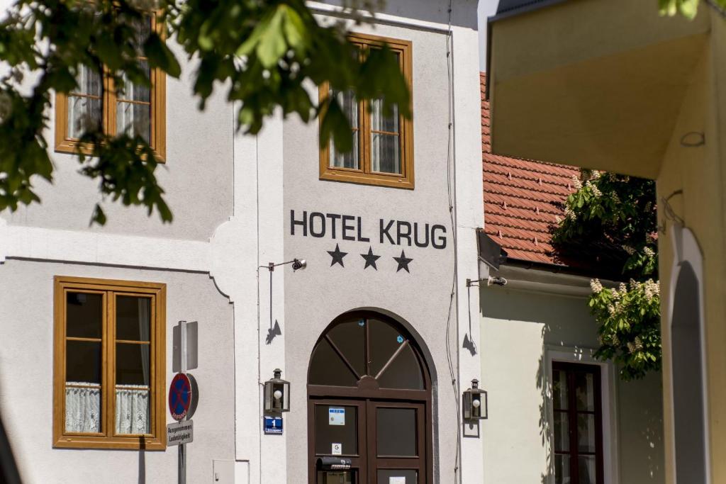 ein Hotel-Kilt-Schild an der Seite eines Gebäudes in der Unterkunft Hotel Krug in Gumpoldskirchen