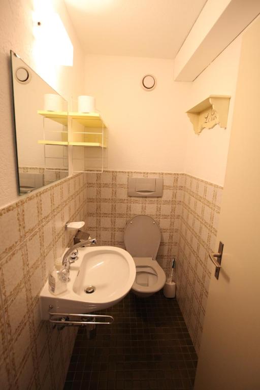 Koupelna v ubytování New renovated apartment in center of Davos