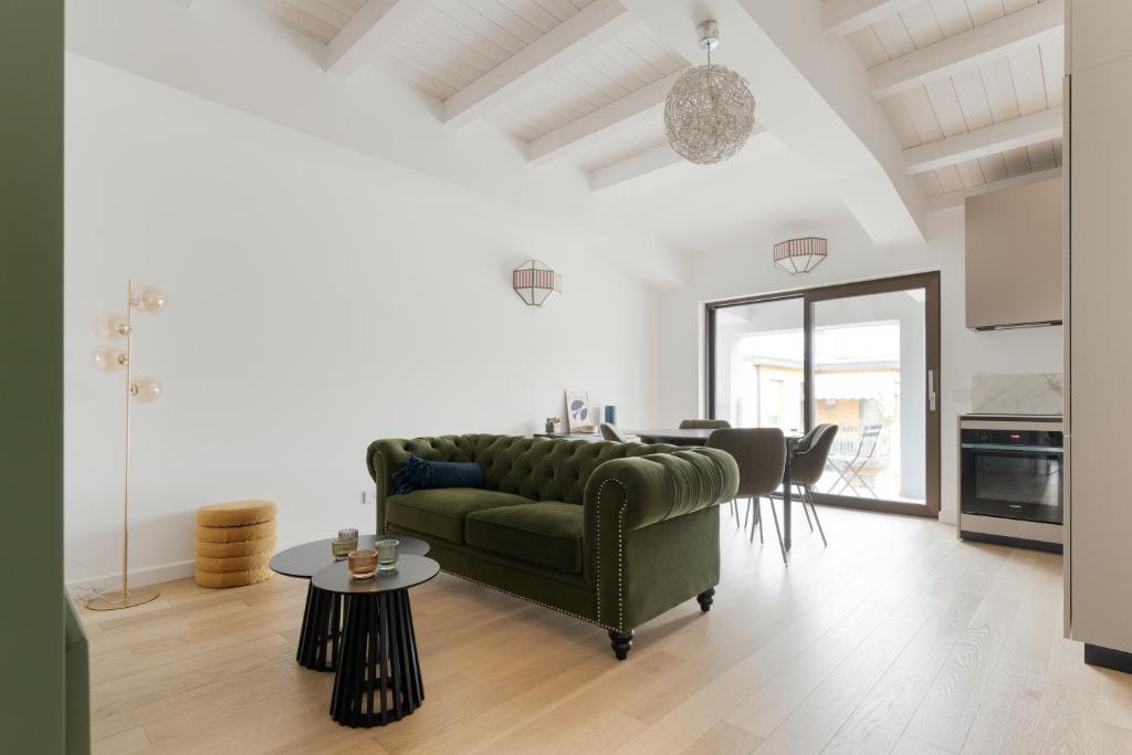 GuestHost - Modern Terrace Flat in Solari Area