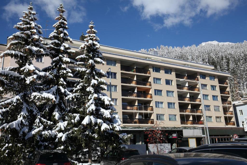 New renovated apartment in center of Davos v zimě