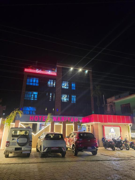 Hotel Nariyah في Dhungrebās: مجموعة من السيارات متوقفة أمام فندق