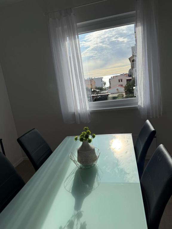Mirela modern apartment near the beach, Novalja