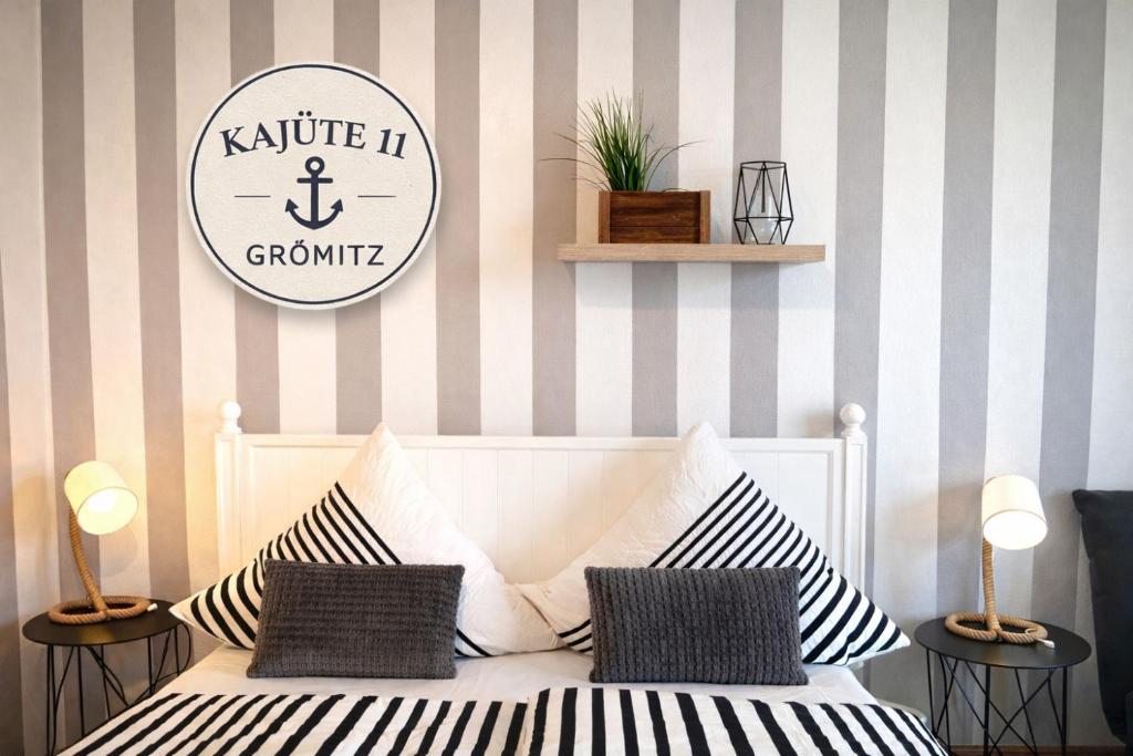 a bedroom with a bed with black and white stripes at Kajüte 11 Grömitz inklusive Saisonstrandkorb in Grömitz