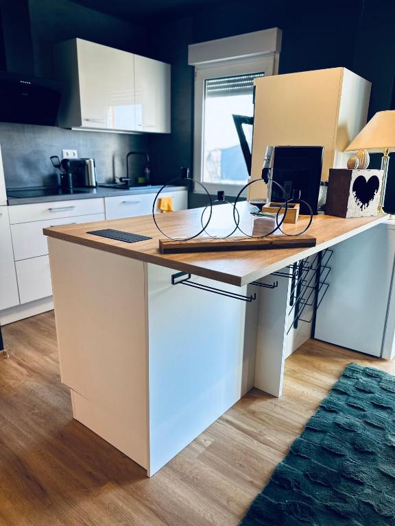 une cuisine avec des armoires blanches et un comptoir dans l'établissement Tiny House, à Tüttleben