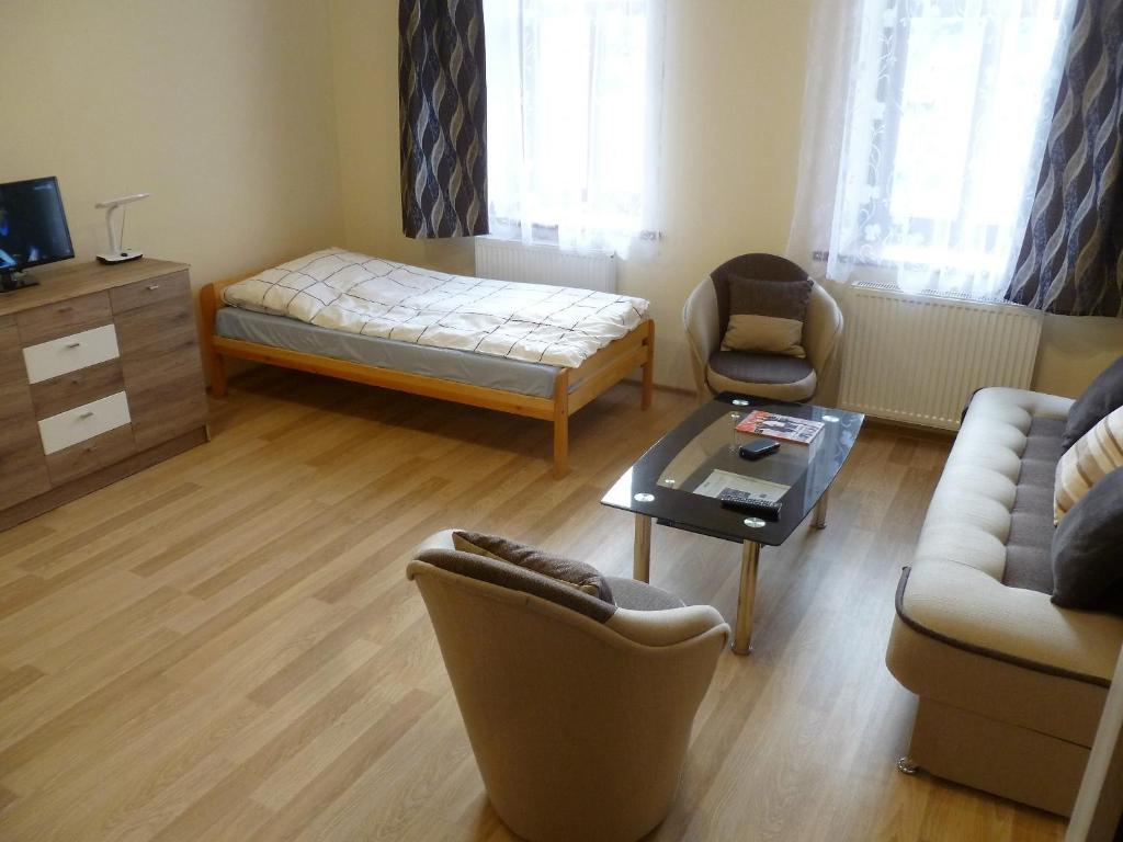 ein Wohnzimmer mit einem Sofa und einem Couchtisch in der Unterkunft Energy House in Jasło