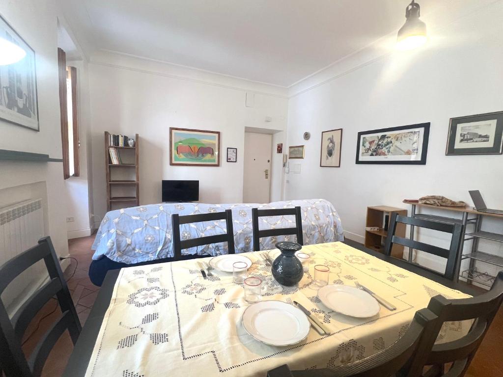 a dining room with a table with plates on it at Bilocale zona Testaccio in Rome