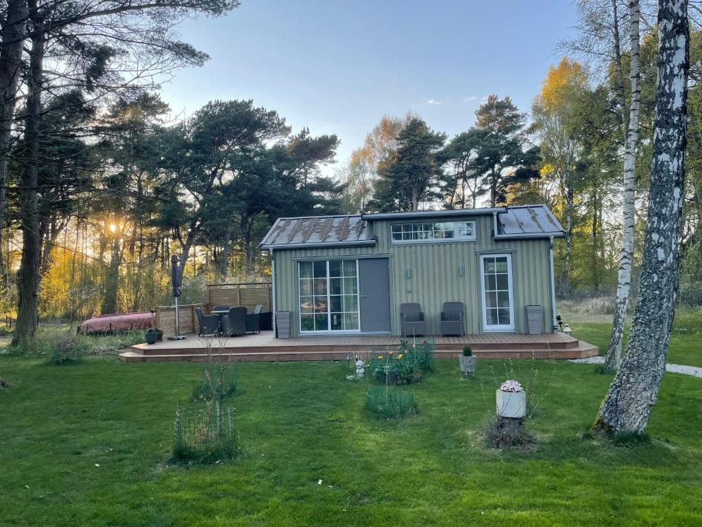 ein grünes Minihaus in einem Garten in der Unterkunft Hamngardi in Stånga