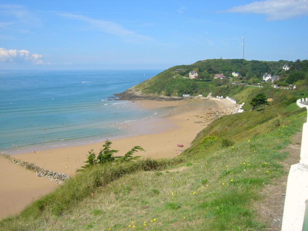 uitzicht op een strand vanaf een heuvel bij Entre dunes et mer in Les Moitiers-dʼAllonne