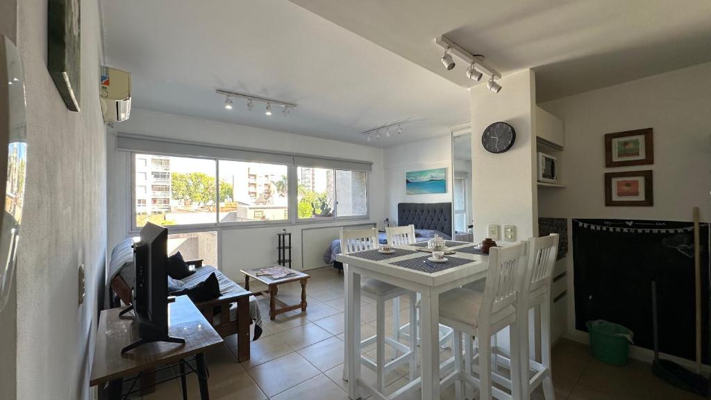 eine Küche und ein Wohnzimmer mit Tisch und Stühlen in der Unterkunft RP3 Studio in General Sarmiento