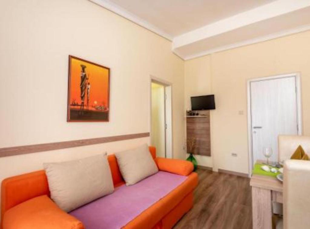 a living room with an orange and purple couch at Villa Goldfield in Gradac