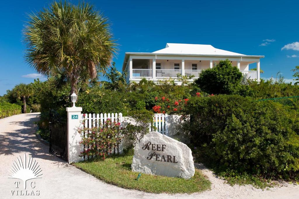 Reef Pearl 2BR Beachfront Villa w Pool Hot Tub & Snorkeling