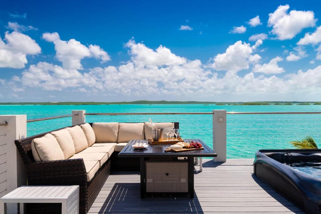 Caicos Cays 4BR Waterfront w Kayaks Infinity Pool Dock & Hot Tub