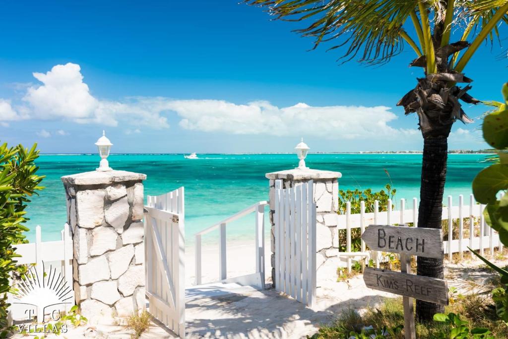 Reef Beach House 2BR Cozy Island-Style on Grace Bay w Pool