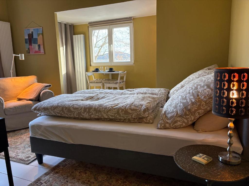 a bedroom with a bed and a table and a window at Gemütliches Studio am Stadtrand Haustierfreundlich in Berlin