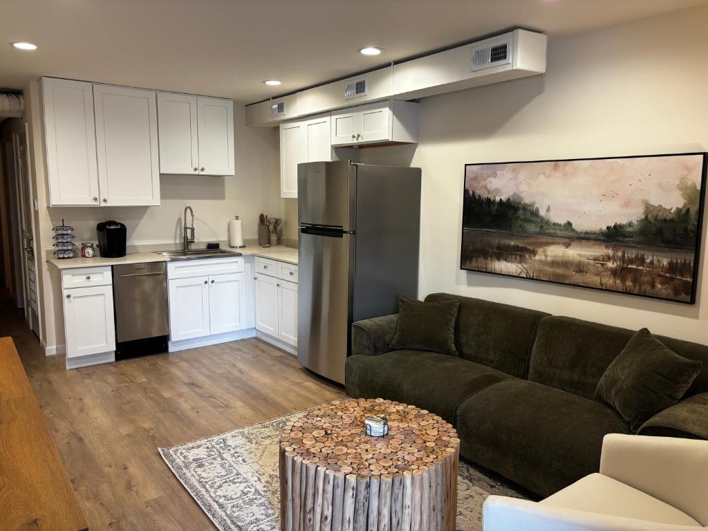 a living room with a couch and a kitchen at The Riverwood Retreat in St. Charles