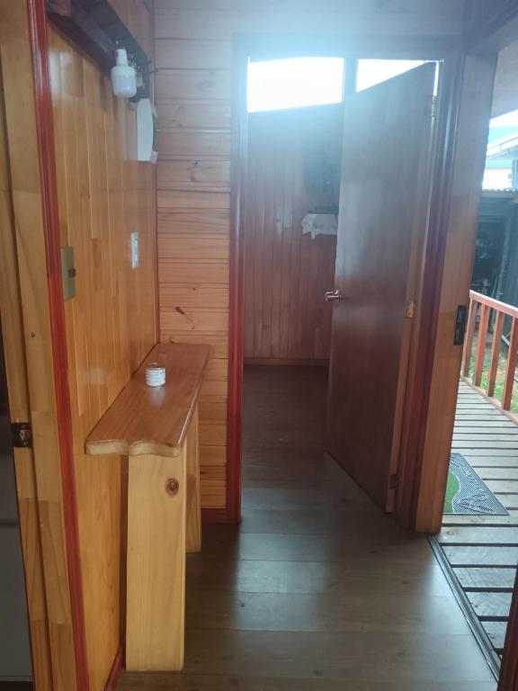 a hallway with a wooden desk and a door at Cabañas Abrumax in Hornopiren