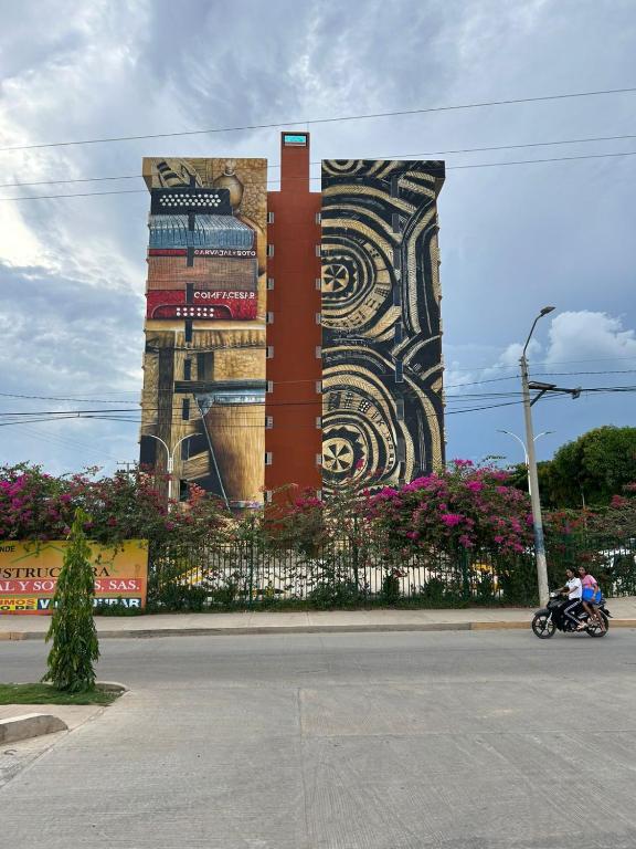a building with a mural on the side of it at KD Prime Suite Al Norte de la Ciudad in Valledupar
