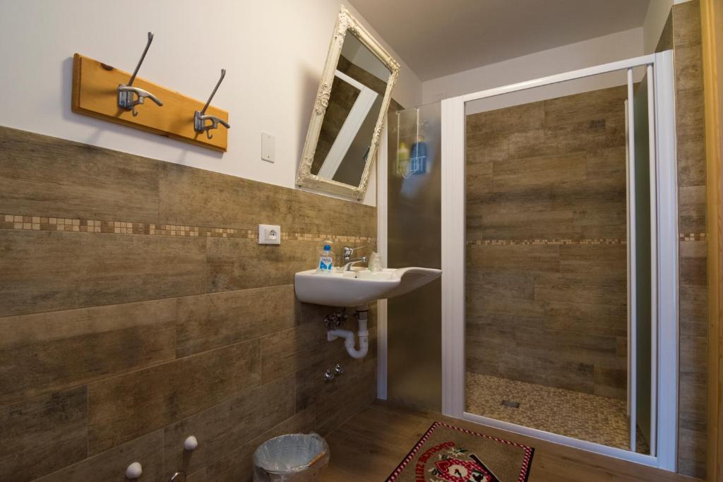A bathroom at Olimpic Hostel
