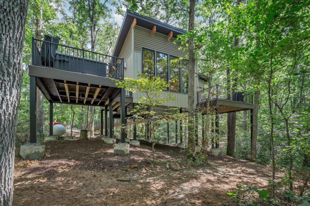 a tree house in the woods with two decks at NEW - Treehouse - Dogwood in Jonesburg