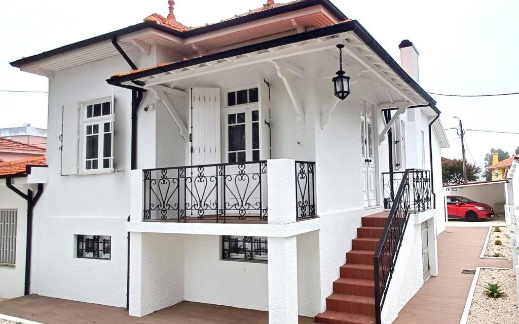 a white house with a balcony at 1000Jo Apartment T2 in Gulpilhares