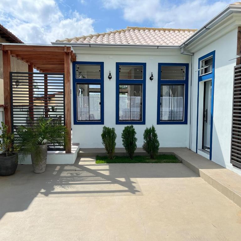 a blue and white house with blue windows at Casa BLUE Praça 102 in Carrancas