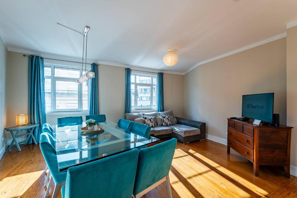 Large and Charming Apartment Downtown