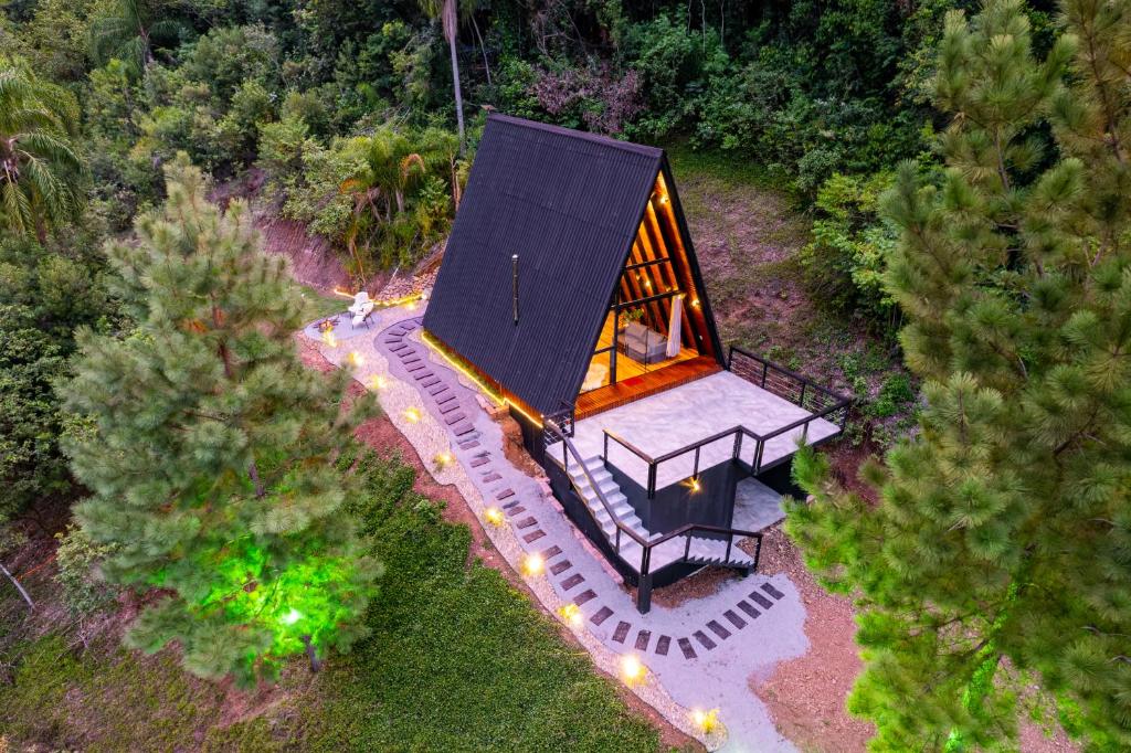 an overhead view of a small house with a roof at Retiro Empíreo in Nova Petrópolis