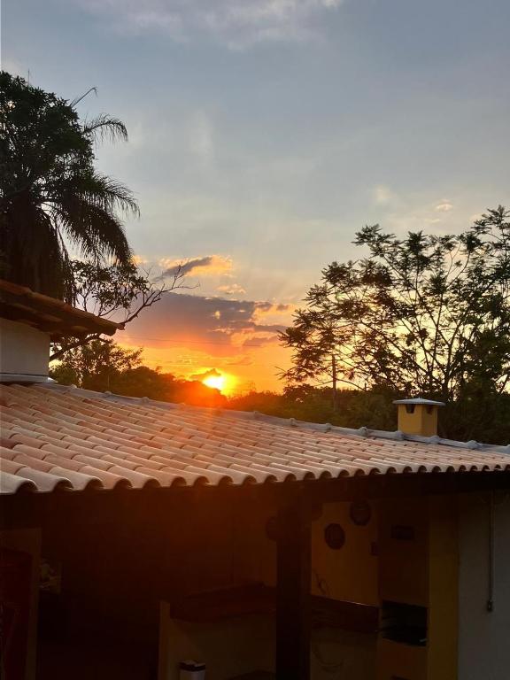 a sunset over the roof of a house at Recanto da Caluninha in Esmeraldas