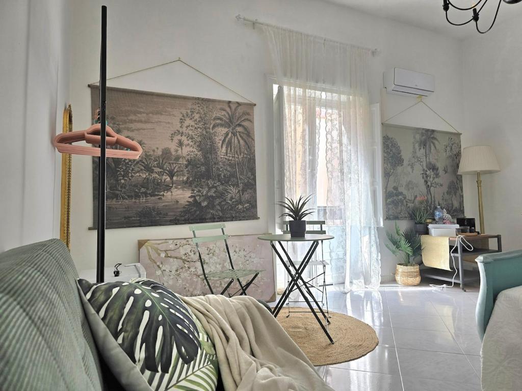a living room with a couch and a table at La suite a pochi passi dal mare in Trapani