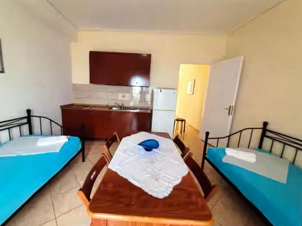 two beds in a room with a kitchen at Sea View in Dhermi in Gjilek