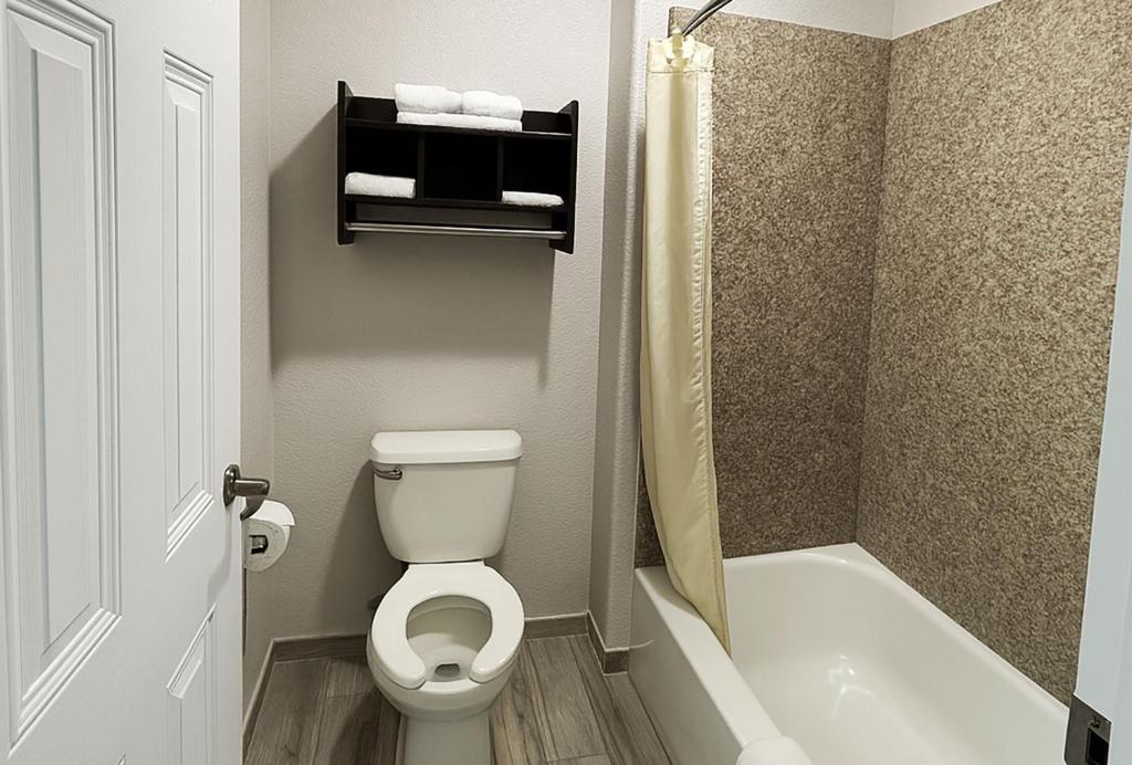 Downtowner Inns & Suites IAH Airport - Humble TX US 59 - Two Queen Kitchenette Non Smoking Room