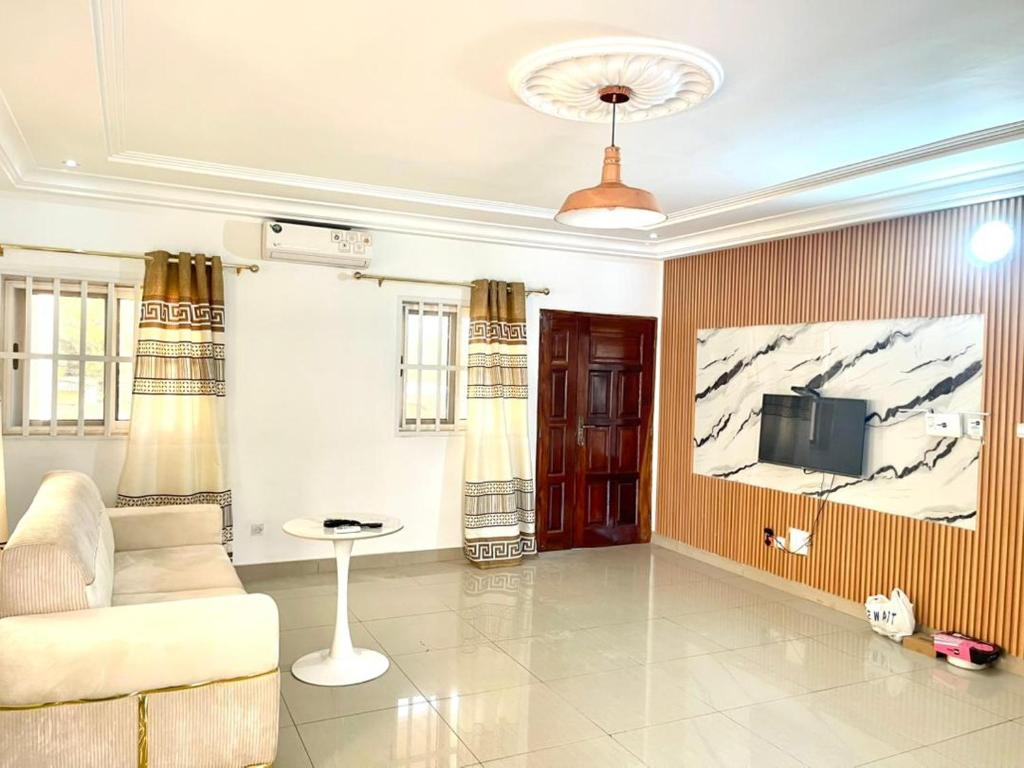 a living room with a couch and a tv at Havre de paix prestige in Midja