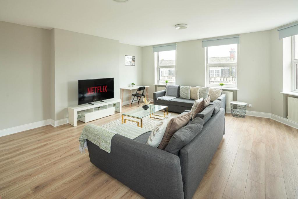a living room with a couch and a tv at Huge Modern 3 Bed Flat Central For Sightseeing in London