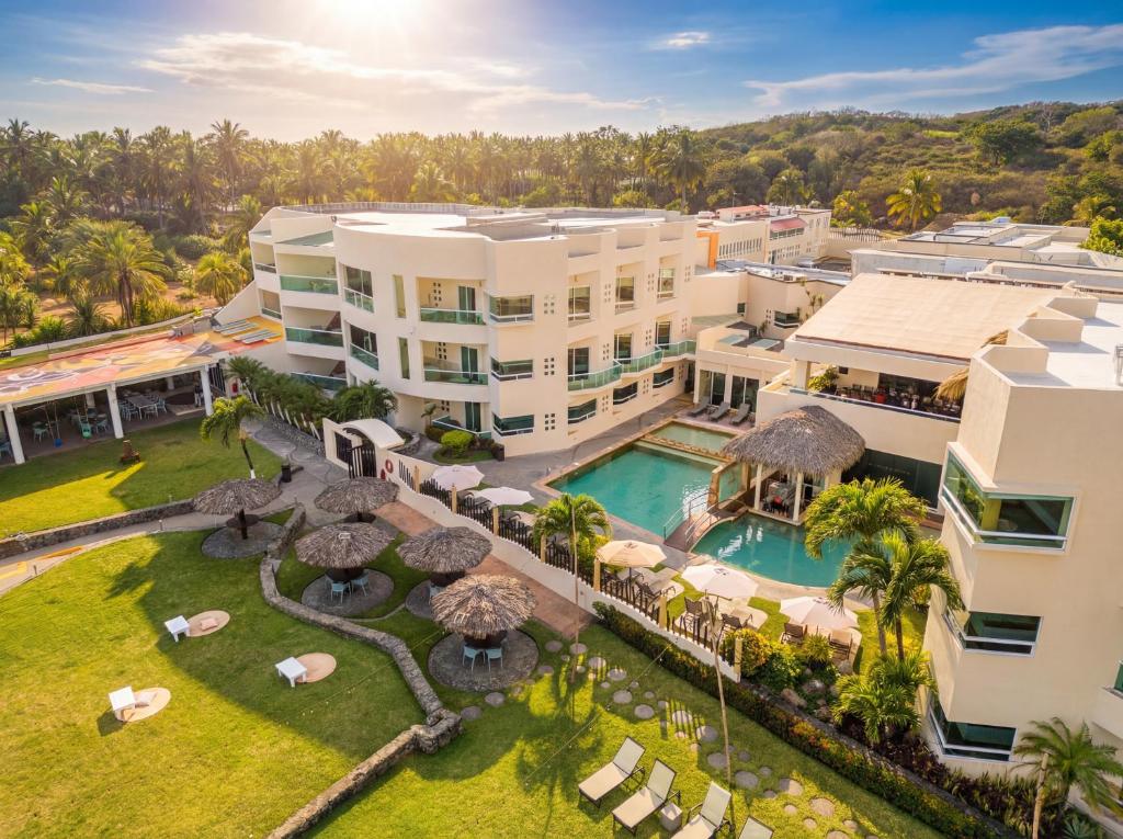 Vista aérea de un complejo turístico con piscina. en Artisan Playa Esmeralda Family Beach Hotel, en Chachalacas