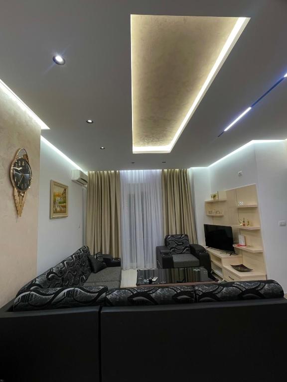 a living room with a couch and a desk at Shtepi ditore elbasan in Elbasan