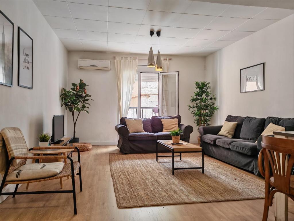 a living room with a couch and a table at Boutique 2 apartamento Ave centro Lleida in Lleida