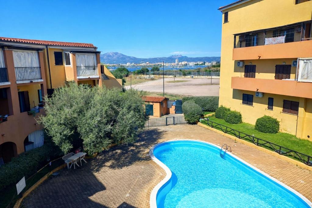 an overhead view of a swimming pool next to a building at Il Mirto apartment con piscina in Olbia