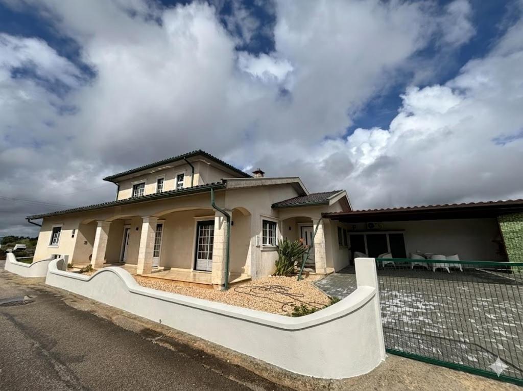 a house on the side of the road at Casa dos Neto Carriço in Anadia