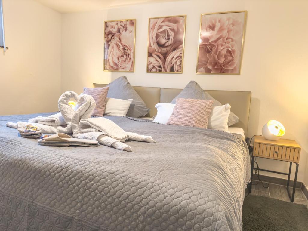 a bedroom with a bed with towels on it at Souterrain Apartment mit eigenem Eingang und Terasse in Sarstedt