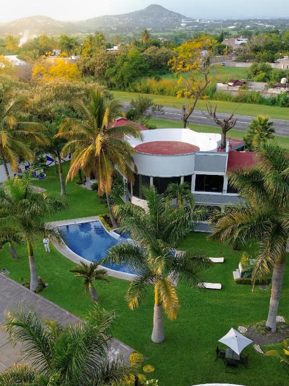 an aerial view of a building with palm trees at Residencia privada de 10 habitaciones para 20 personas in Chiconcuac