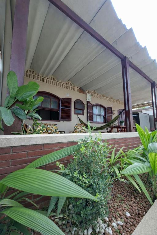 an outside view of a building with plants at Chalé La Belle de Jour - Camping Carrion - 10 min Cacau Park - Itu -SP in Itu