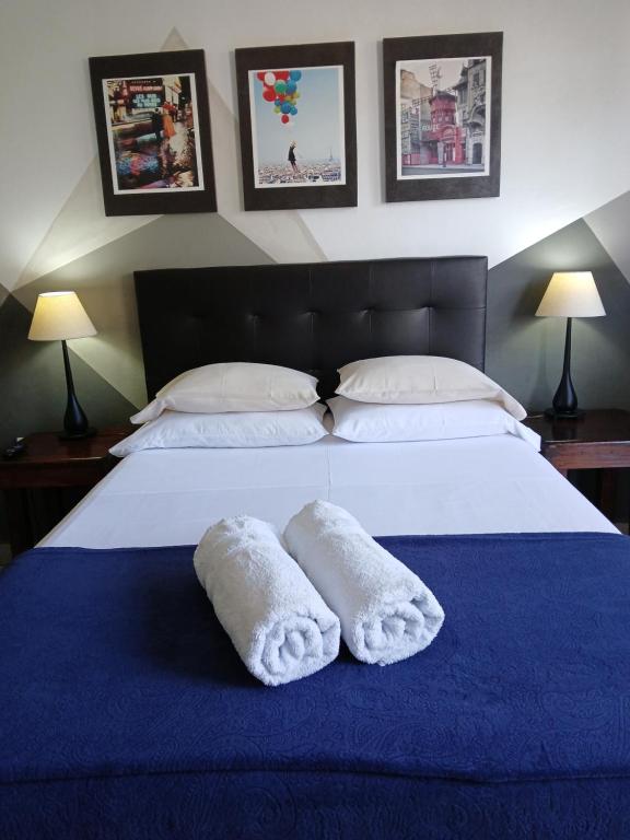 ein Schlafzimmer mit einem Bett, auf dem zwei Handtücher liegen in der Unterkunft Casa Solares in Atlixco