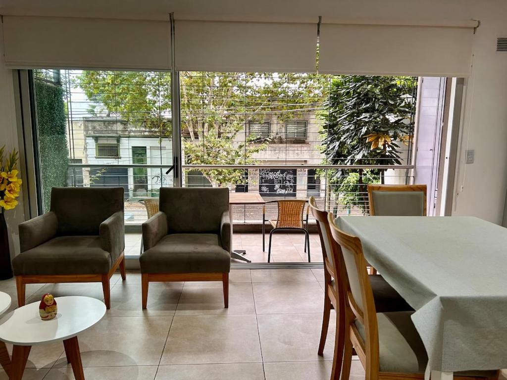 Departamento moderno con amplio balcón y parrilla a gas