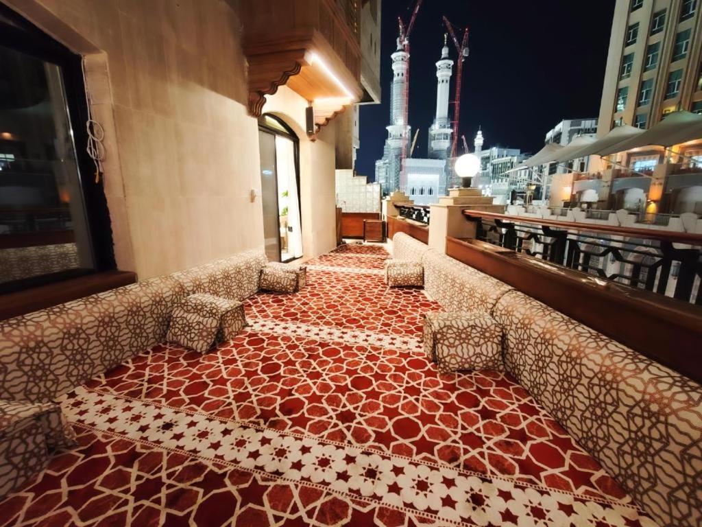 a room with a red and white carpet on a building at فلل خاصة في آي بي فاخرة - فندق وأبراج مكة in Mecca