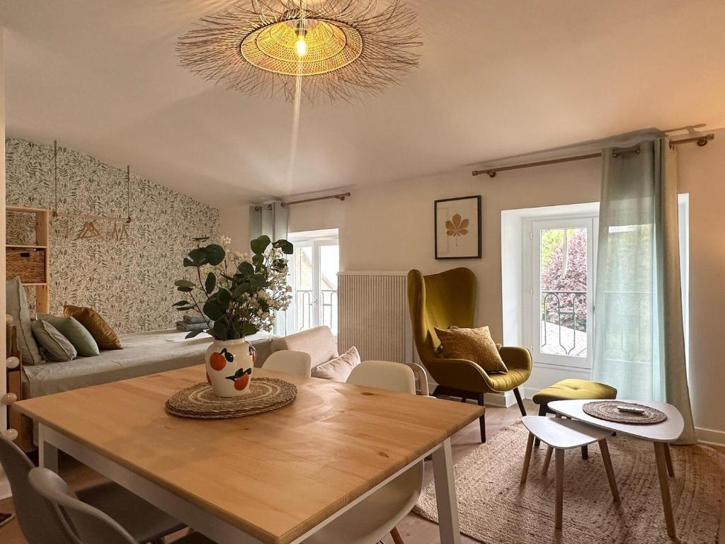 a living room with a table and a couch at Cocon de douceur en centre ville in Le Puy-en-Velay